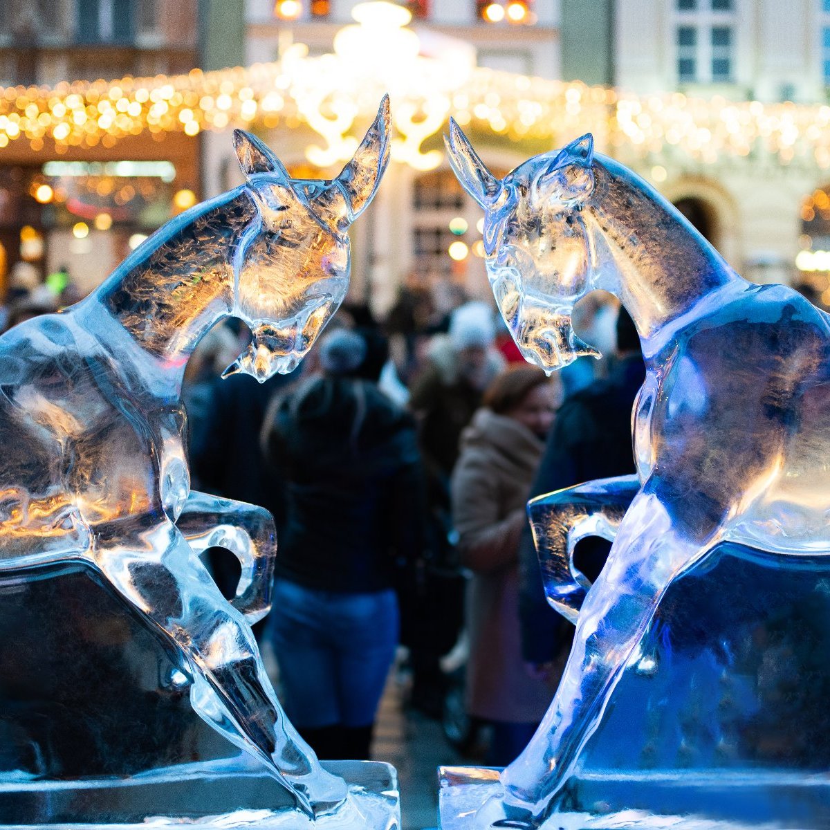 obrazek przedstawia dwa trykające się koziołki, jest to rzeźba wykonana z lodu