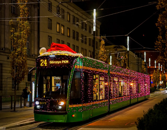 tramwaj ustrojony w świąteczne lamki i ozdoby