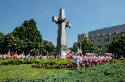 1Młodziez z flagami przed pomnikiem Czerwca'56