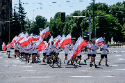 Biegacze z flagą Polski.