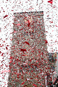 Confetti przed wieżą CK Zamek.