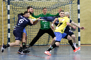 czterech zawodników podczas akcji pod bramką