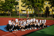 Dzieci siedzą i czekają na zajęcia z T. Michalikiem