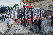 Fotografie na wystawie na zewnatrz budynku