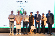 Grupa osób pozuje z nagrodami Inicjatory 2024.