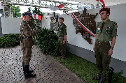 Harcerz i żołnierz pełnią wartę honorową przy tablicy pamiątkowej