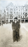 Ignacy Jan Paderewski pozujący przed budynkiem Bazaru Poznańskiego.