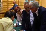 Jacek Jaśkowiak rozmawia z ludźmi na sali gimnastycznej.