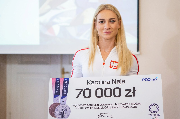 Karolina Naja z czekiem