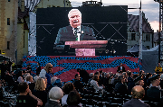 Lech Wałęsa na telebimie.