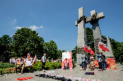 Młodzież w przedstawieniu przed pomnikiem.