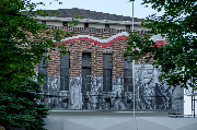 Mural - robotnicy i flaga Polski.