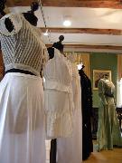 Osobliwości Muzeum Archidiecezjalnego - suknie, szale i halki
