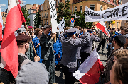 Pochód i milicjańci zrękoma do góry