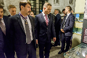 Prezydenci Węgier i Polski ogladają wystawę.
