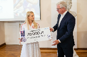 Prezydent Poznania Jacek Jaśkowiak wręcza czek Karolinie Nai