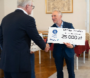 Prezydent Poznania wręcza czek Antoniemu Obryckiemu