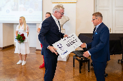 Prezydent Poznania wręcza czek Jackowi Heneczkowskiemu