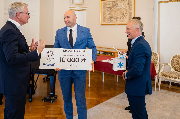 Prezydent Poznania wręcza czek Marcinowi Olejniczakowi