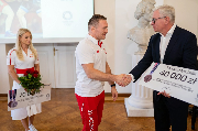 Prezydent Poznania wręcza czek Tadeuszowi Michalikowi