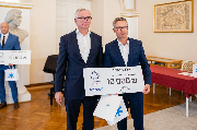 Prezydent Poznania wręcza czek Tomaszowi Krykowi
