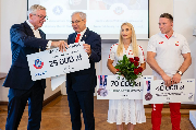 Prezydent Poznania wręcza czek Waldemarowi Witkowskiemu