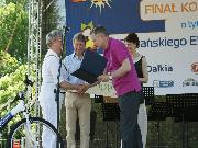 Prezydent wręcza symboliczne czeki dyrektorom szkó