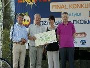 Prezydent wręcza symboliczne czeki dyrektorom szkó