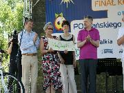 Prezydent wręcza symboliczne czeki dyrektorom szkół