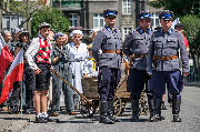 Przedstawieni. Grupa rekonstrukcyjna w strojach z lat 50.