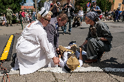 Romek Strzałkowski leży na ulicy