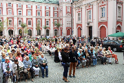 Senioralni Poznań na dziedzińcu