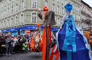 Szczudlarze w przebraniu żebraków.
