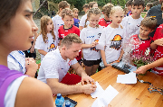 T. Michalik rozdający autografy