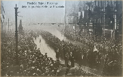 Tłum ludzi na czarno białym zdjęciu idzie ulicami miasta.