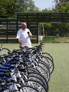 Tomasz Zubilewicz wśród rowerów