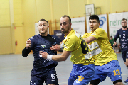 trzech zawodników, jeden w czarnej i dwóch w żółtej koszulce