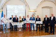 Wspólne zdjęcie wyróżnionych podczas spotkania