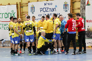 zawodnicy podczas narady na środku boiska