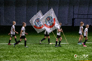 zawodnicy wnoszący flagę Posnani