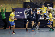 zawodnik podczas rzutu atakowany przez drużynę przeciwną