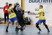zawodnik podczas rzutu piłki, dwóch zawodników w żółtych koszulkach próbuje go zablokować
