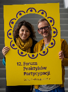 Zdjęcie - dwoje ludzi z logiem 12. Forum Praktyków Partycypacji