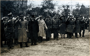 Zdjęcie Piłsudskiego, wojskowych i urzędników w Poznaniu.