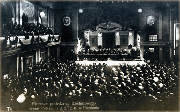Zdjęcie przedstawiające wnętrze sali Lamberta z delegatami na Sejm Dzielnicowy w 1918 roku.